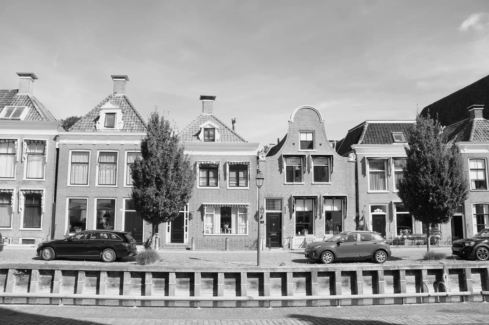 Straatbeeld in Harlingen in zwart-wit