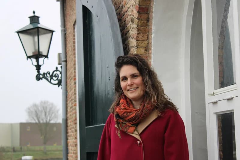 Gaby in een rode jas