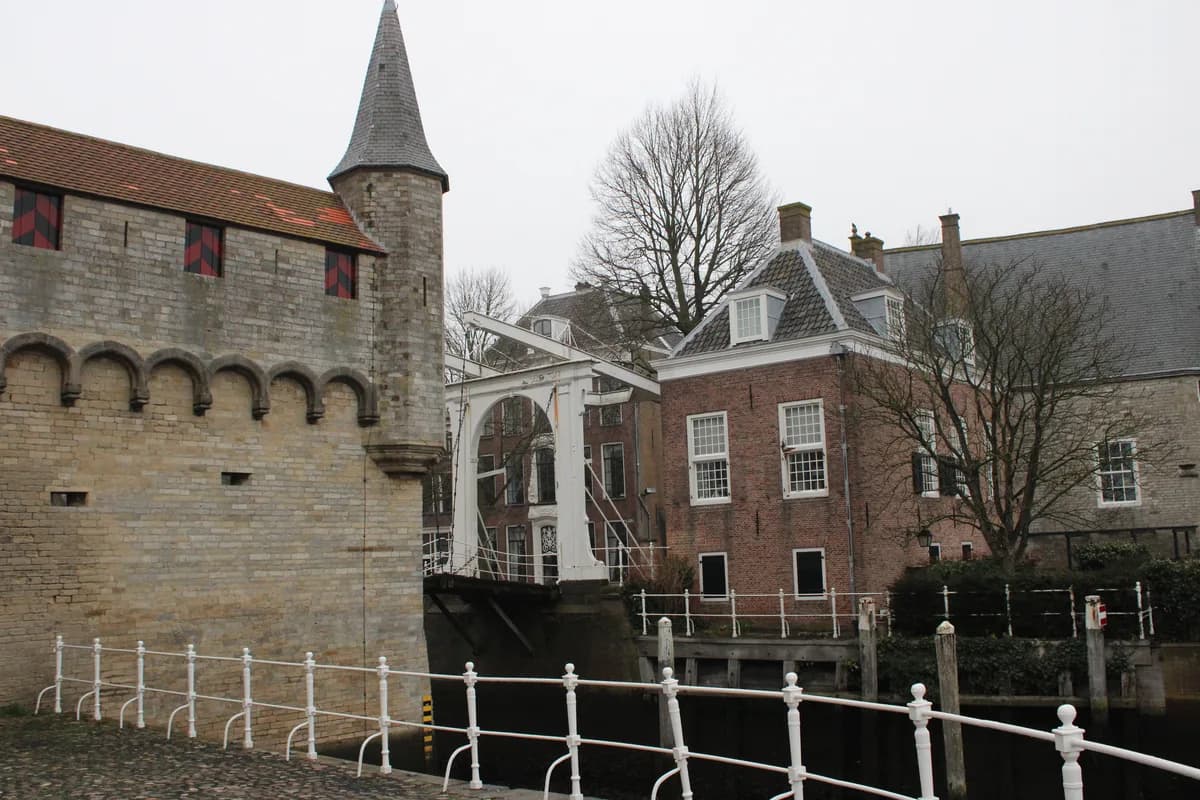 Historische gebouwen en water in Zierikzee